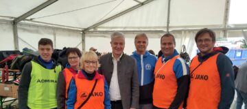 Flohmarkt Allhartsberg, Foto von Bürgermeister mit Freiwilliger