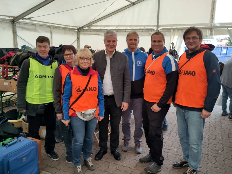 Flohmarkt Allhartsberg, Foto von Bürgermeister mit Freiwilliger